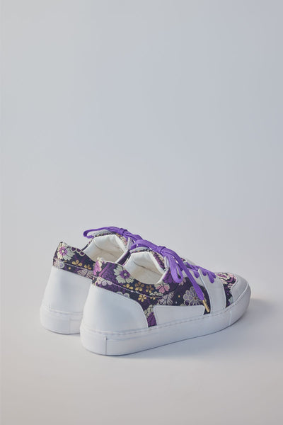Low-cut sneakers with purple shoelaces