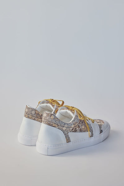 Low-cut sneakers with ochre shoelaces