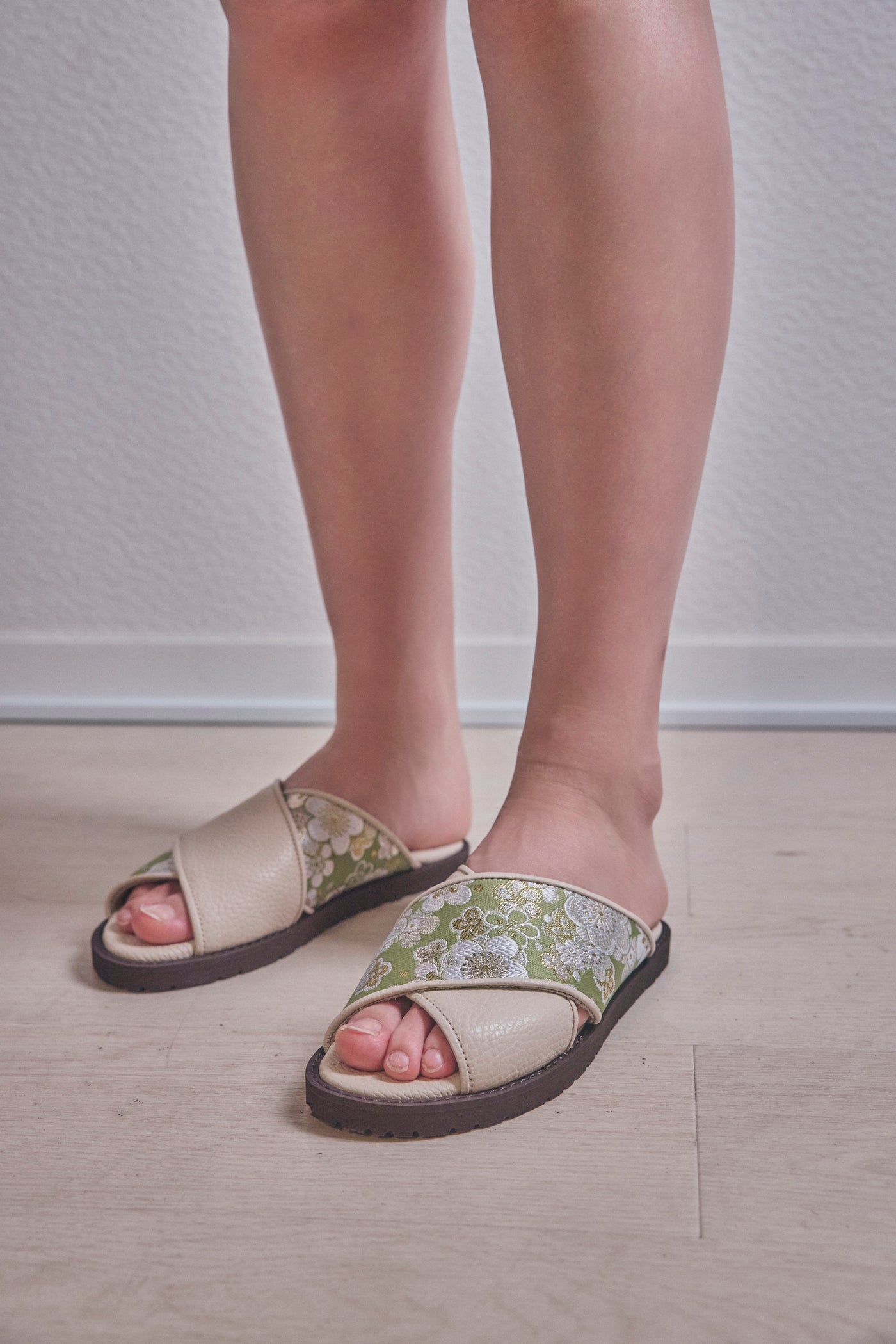 Beige leather Nishijin-ori sandals