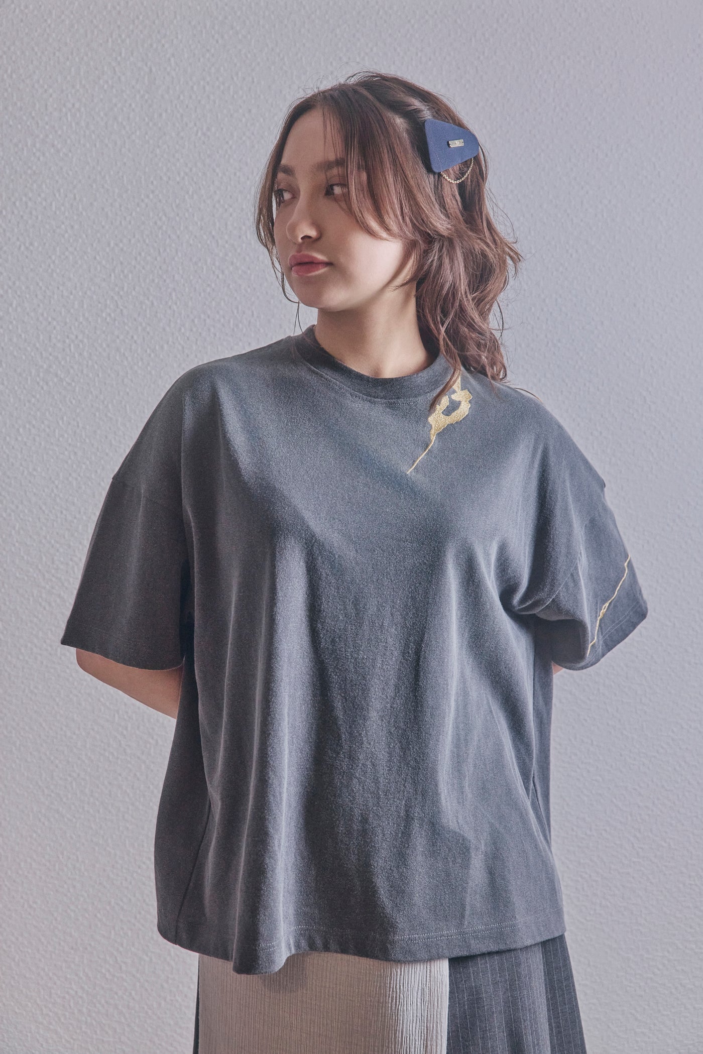 Kintsugi image embroidered T-shirt