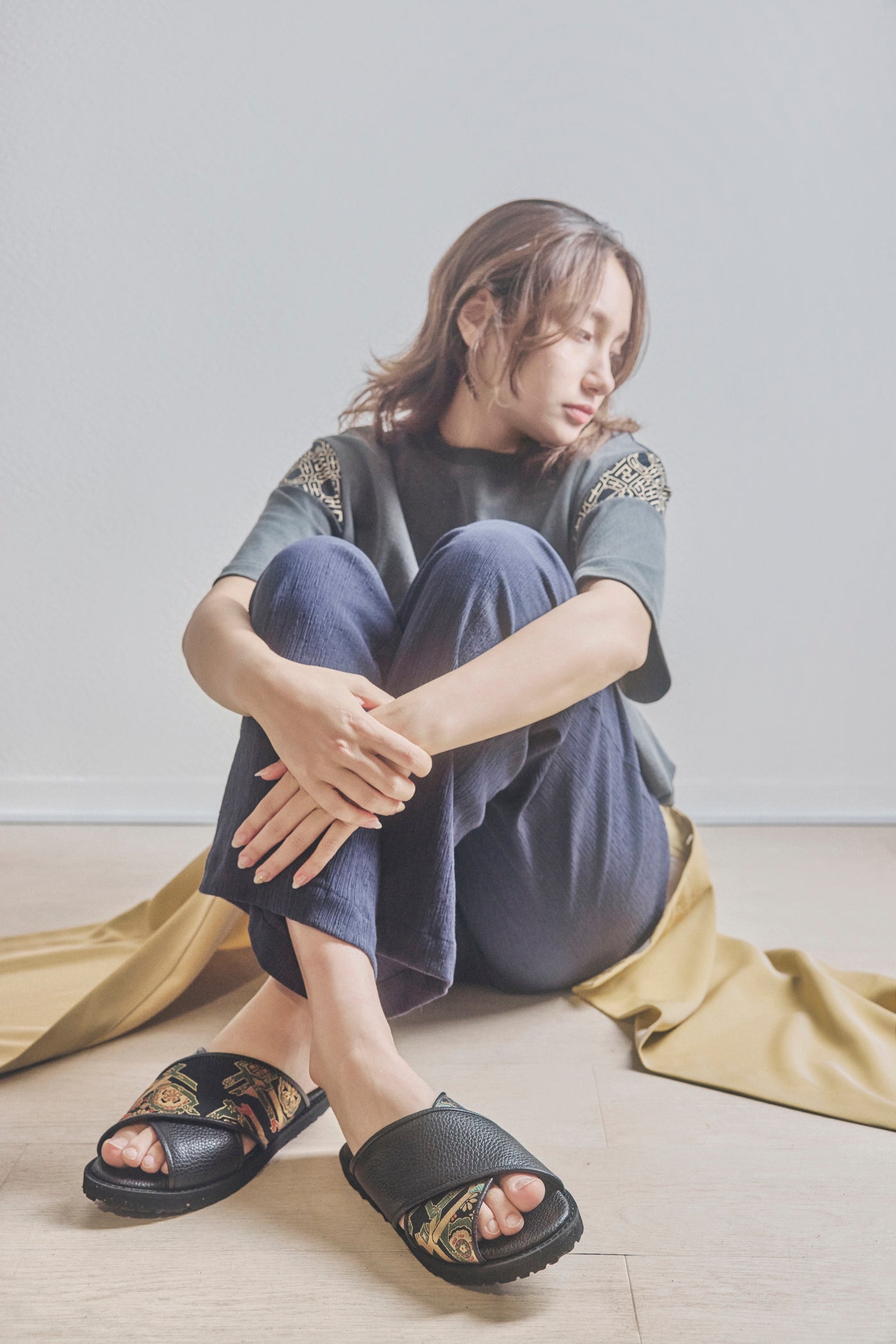 Black leather Nishijin-woven sandals