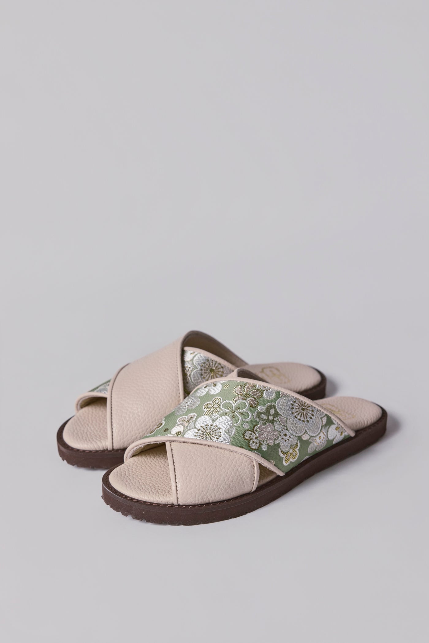 Beige leather Nishijin-ori sandals