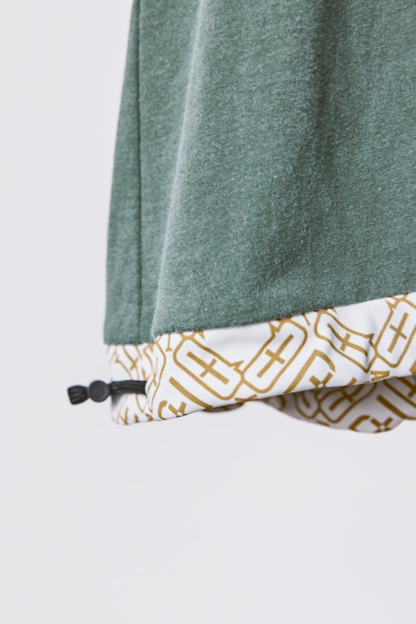 Sleeve-switched drawstring T-shirt