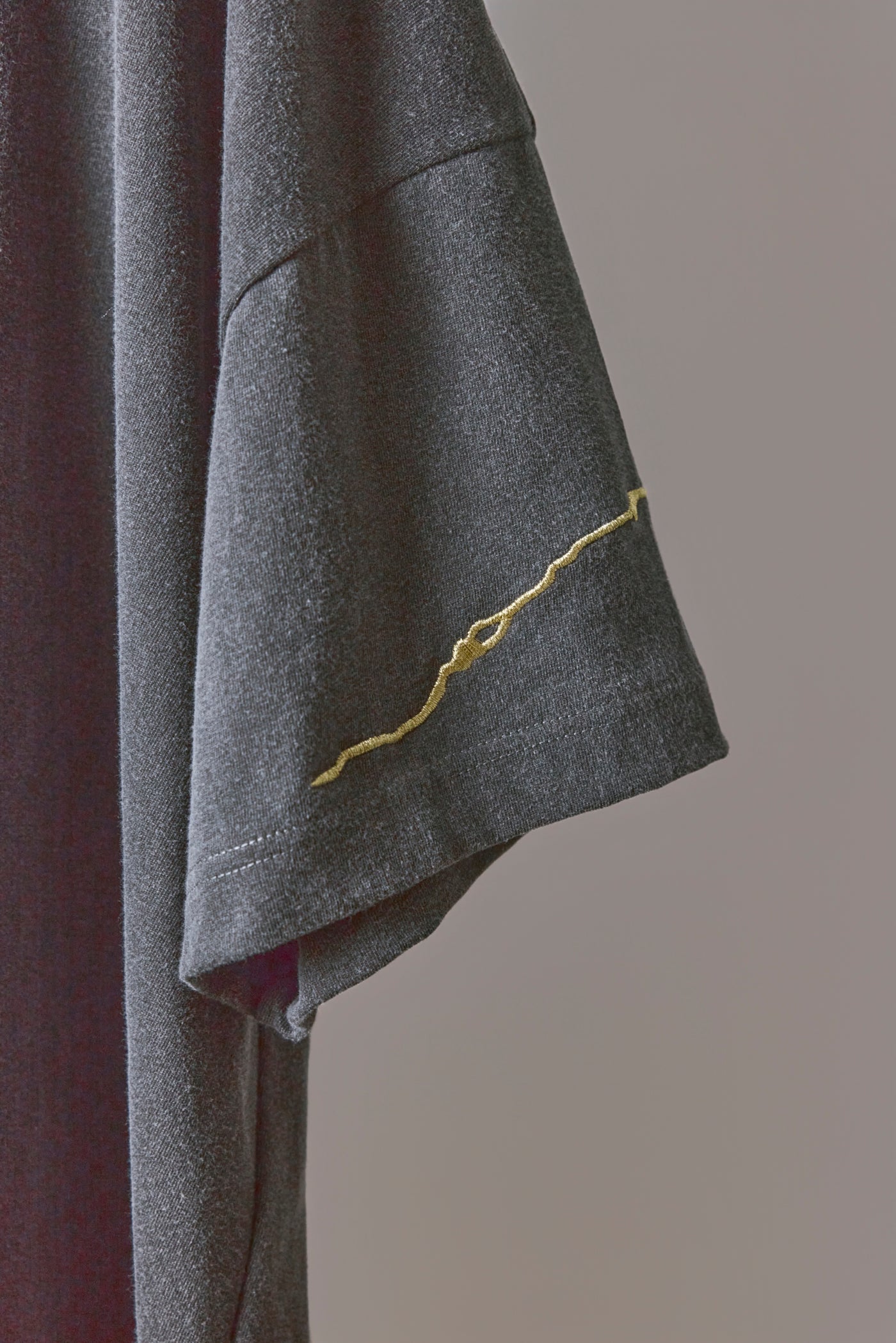 Kintsugi image embroidered T-shirt
