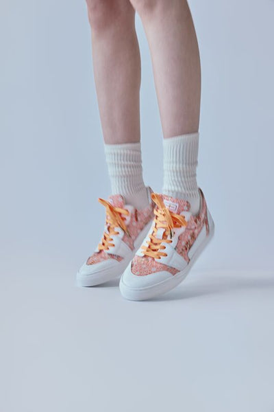 Low-cut sneakers with orange shoelaces