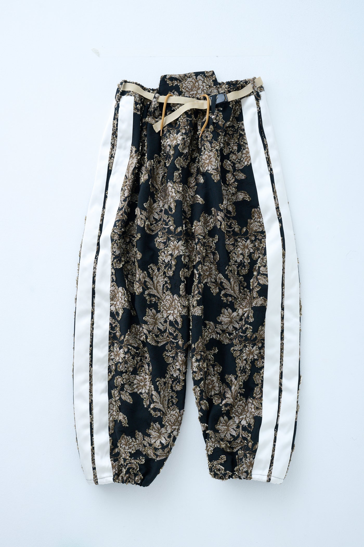 Floral jacquard shirred pants in beige and black