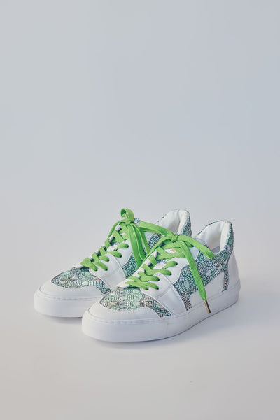 Low-cut sneakers with leaf green shoelaces