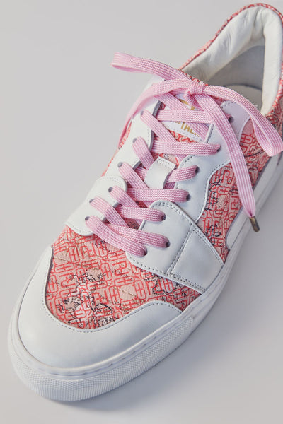 Low-cut sneakers with pink shoelaces