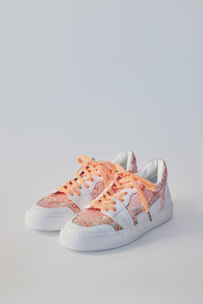 Low-cut sneakers with orange shoelaces