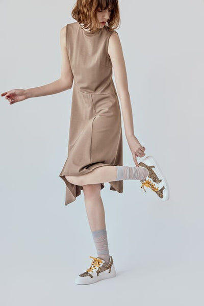 Low-cut sneakers with ochre shoelaces