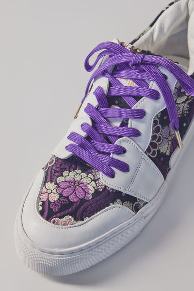 Low-cut sneakers with purple shoelaces