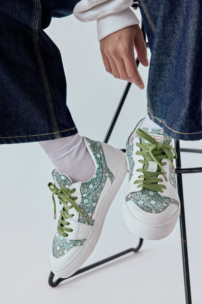 Low-cut sneakers with leaf green shoelaces