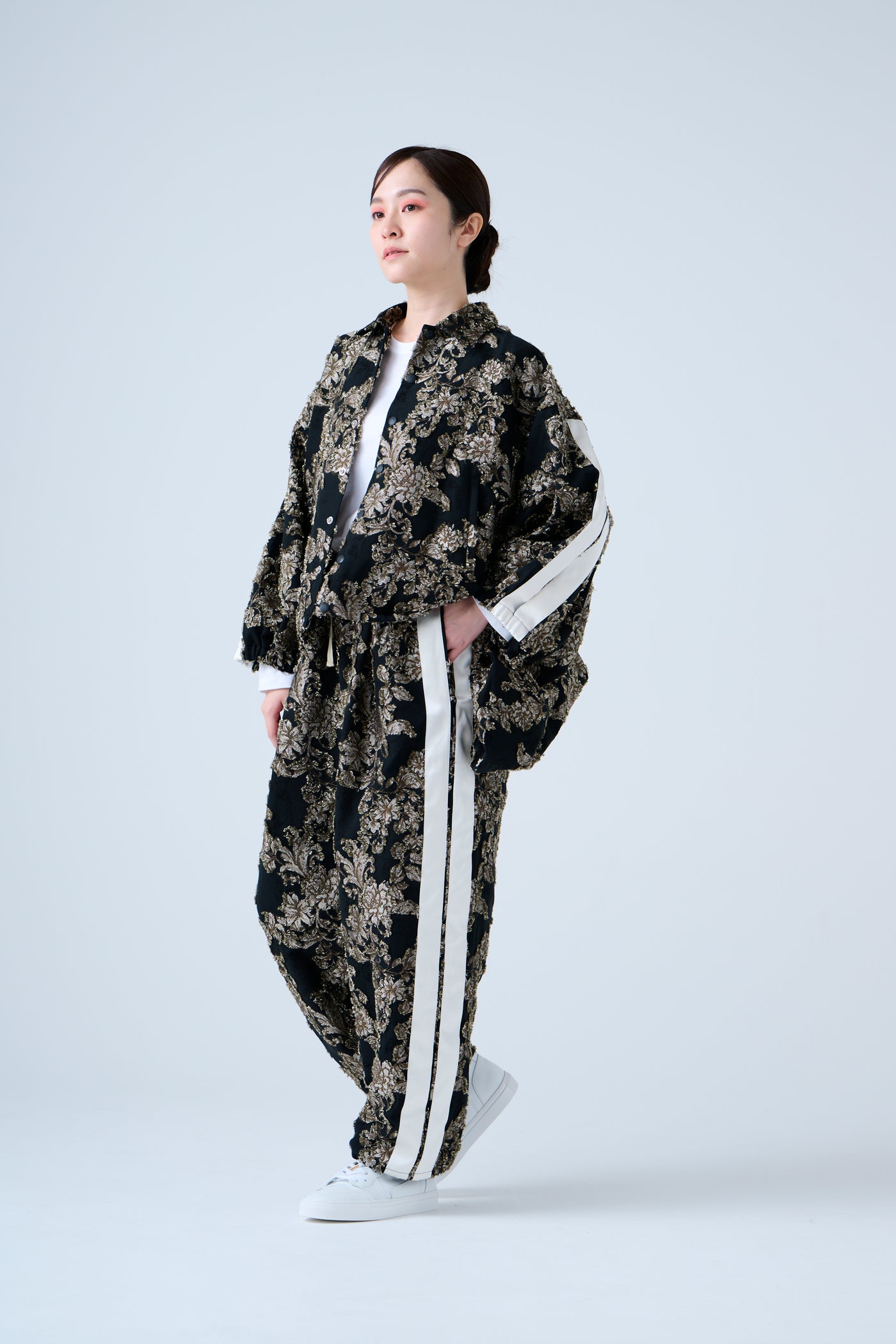 Floral jacquard shirred pants in beige and black