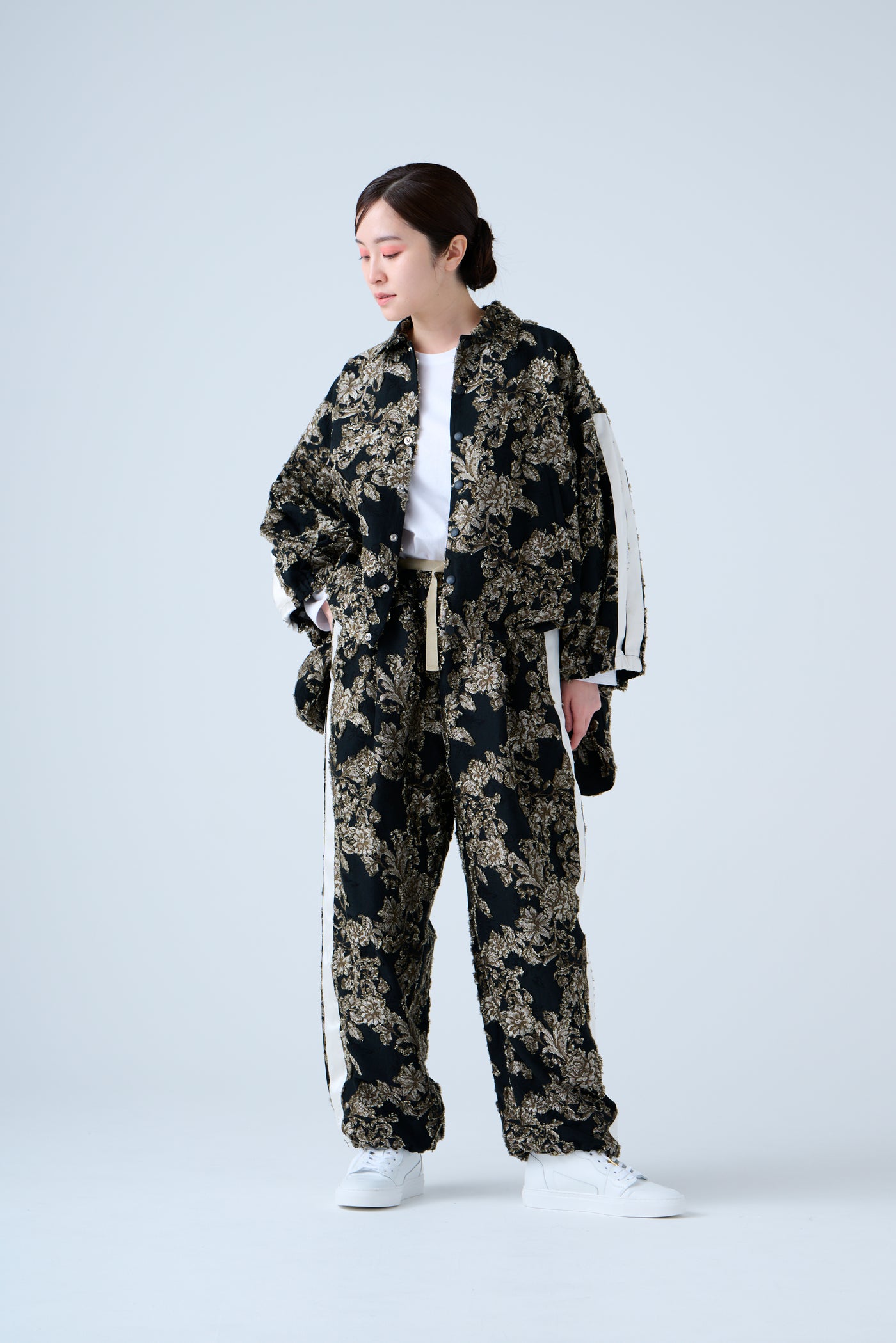 Floral jacquard shirred pants in beige and black