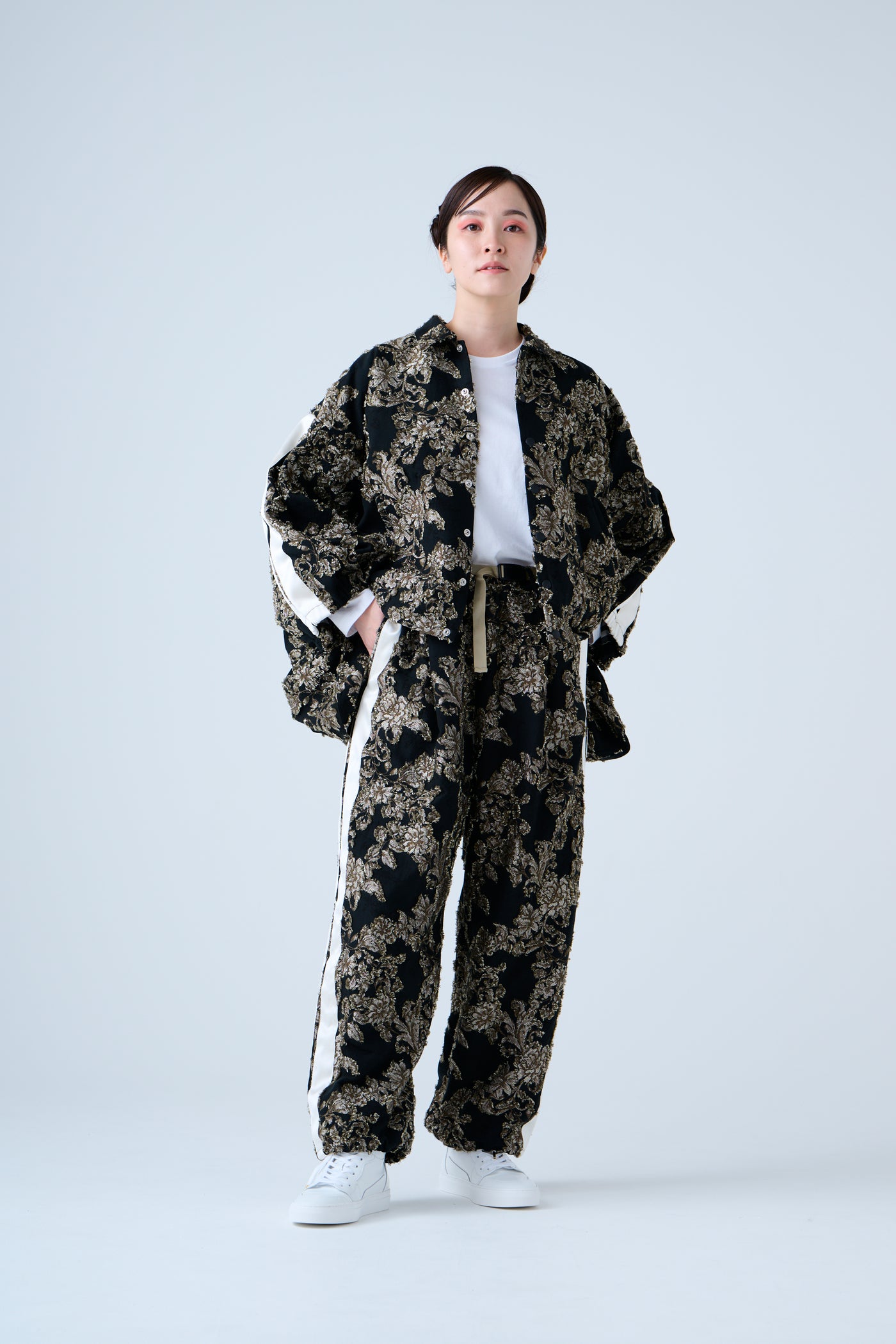 Floral jacquard shirred pants in beige and black