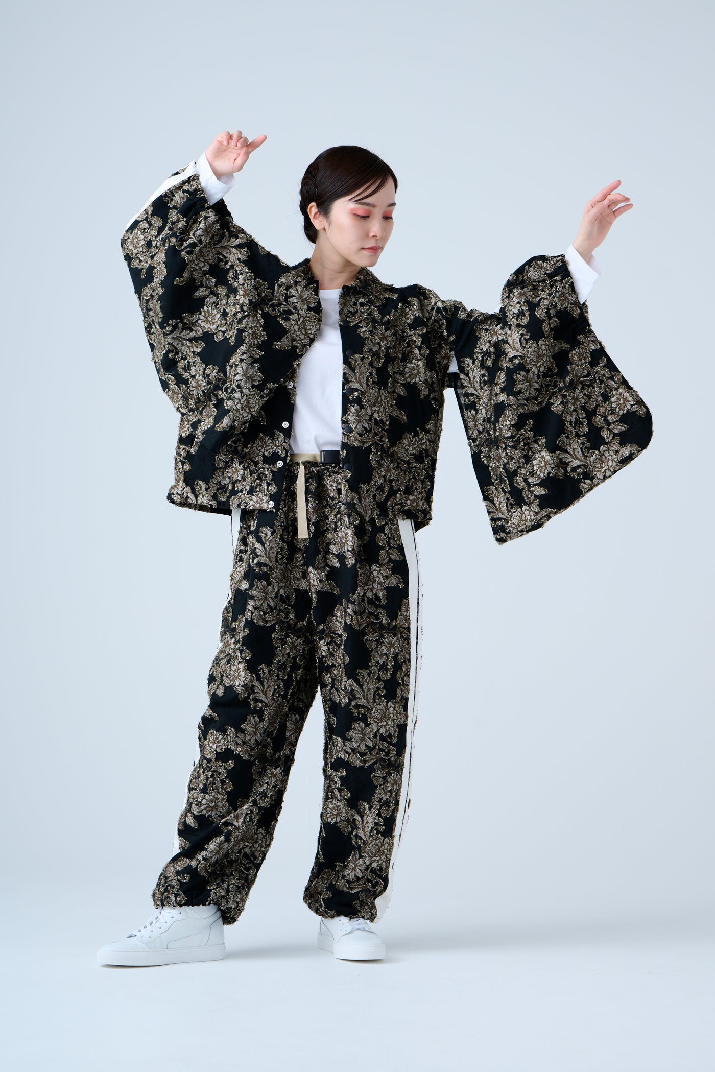 Floral jacquard shirred pants in beige and black