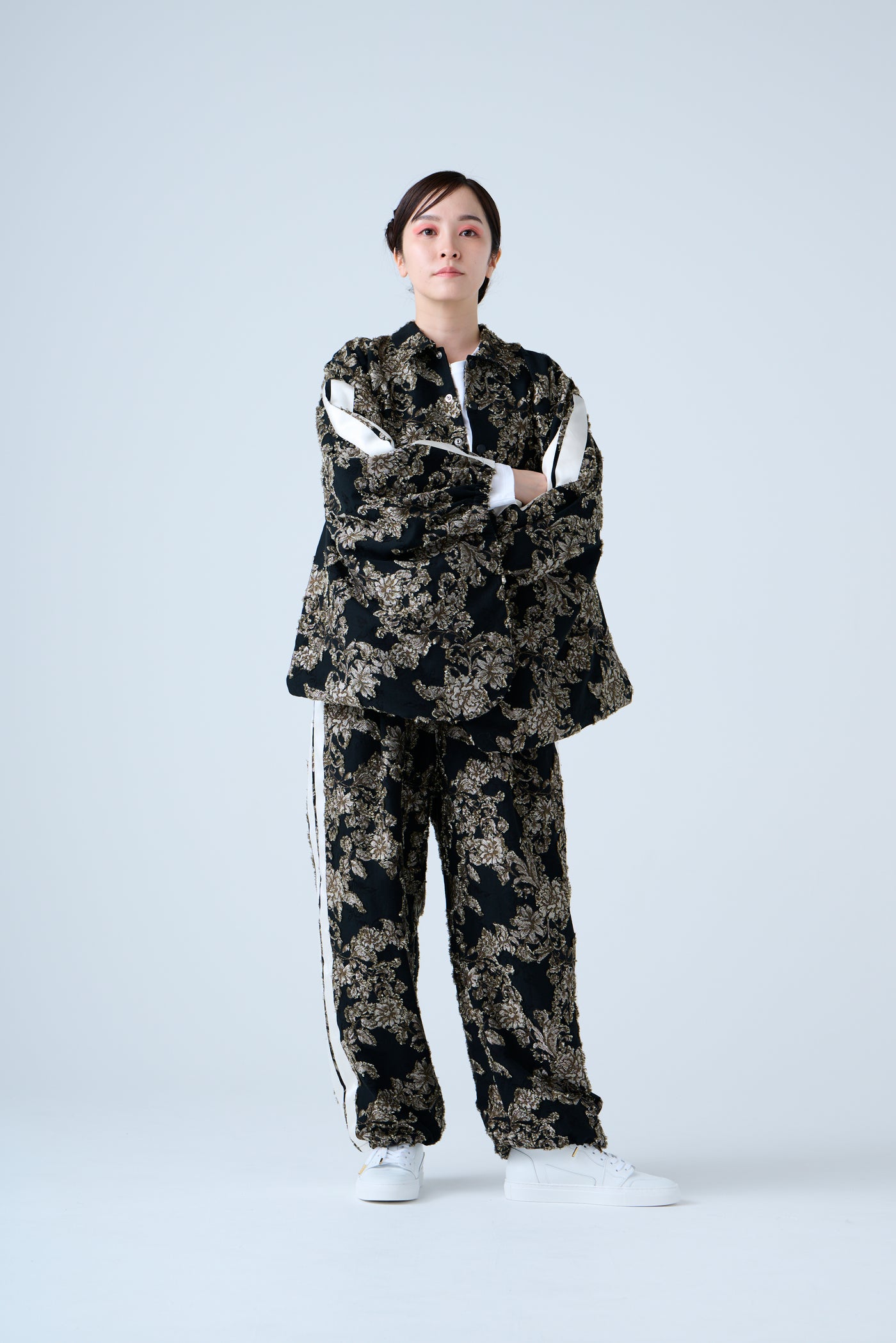 Floral jacquard shirred pants in beige and black