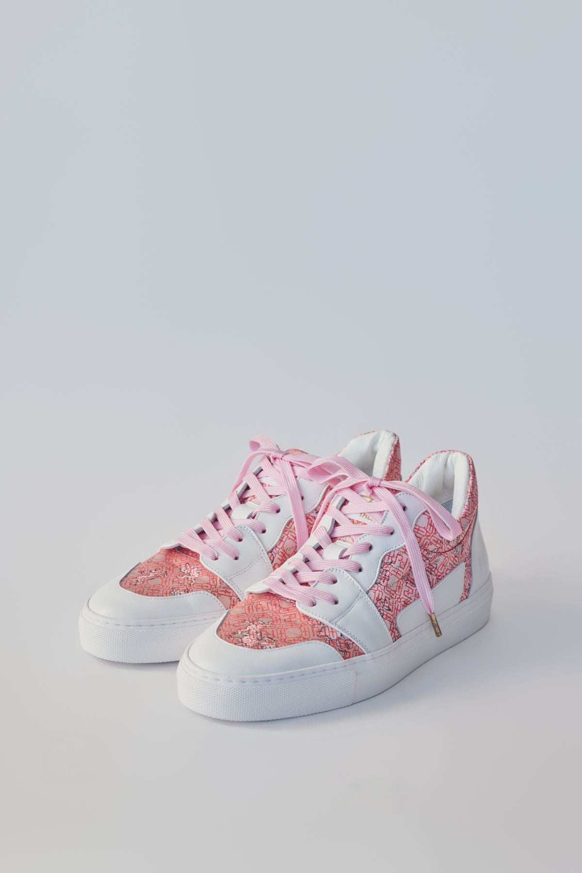 Low-cut sneakers with pink shoelaces