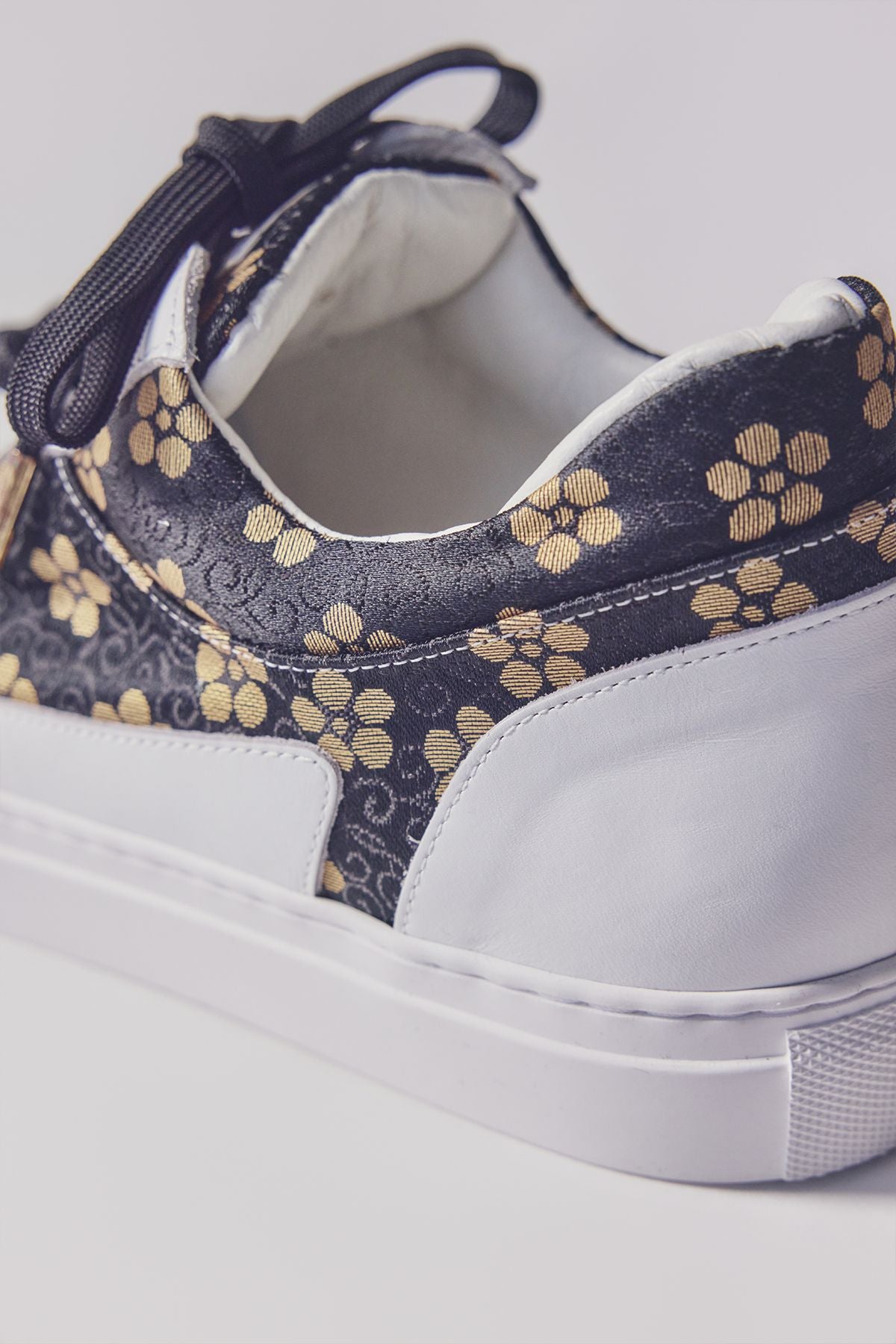 Low-cut sneakers with black shoelaces