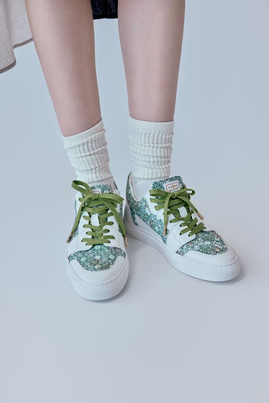 Low-cut sneakers with leaf green shoelaces