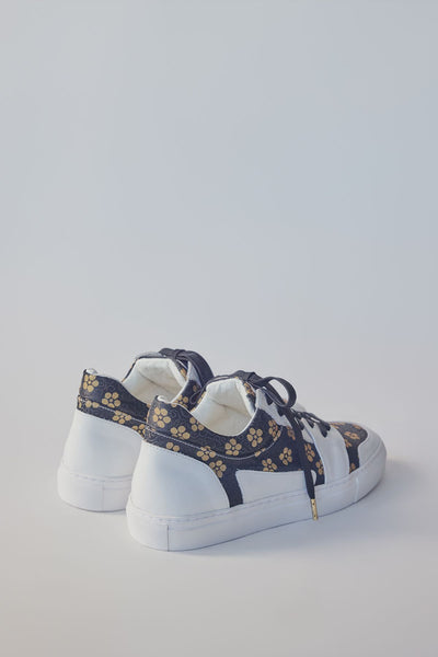 Low-cut sneakers with black shoelaces