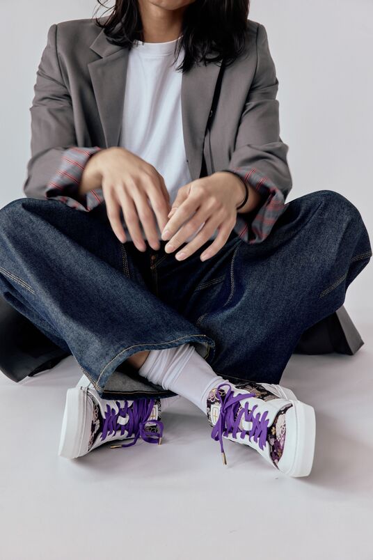 Low-cut sneakers with purple shoelaces