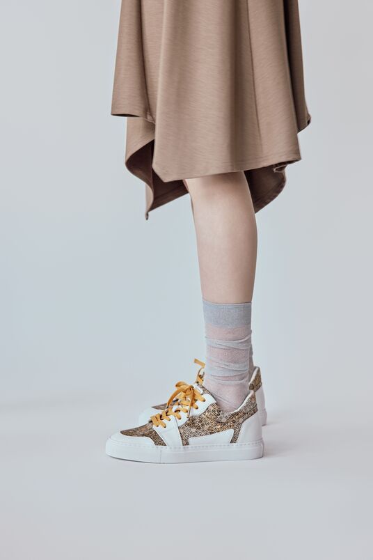 Low-cut sneakers with ochre shoelaces